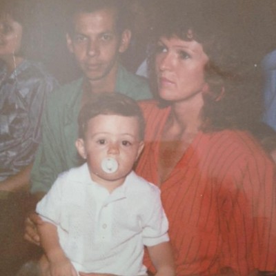 Thiago na infância, com seus pais