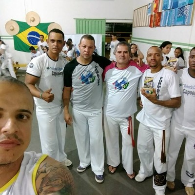 Mestre Víbora ao lado de Mestre Camisinha e outros